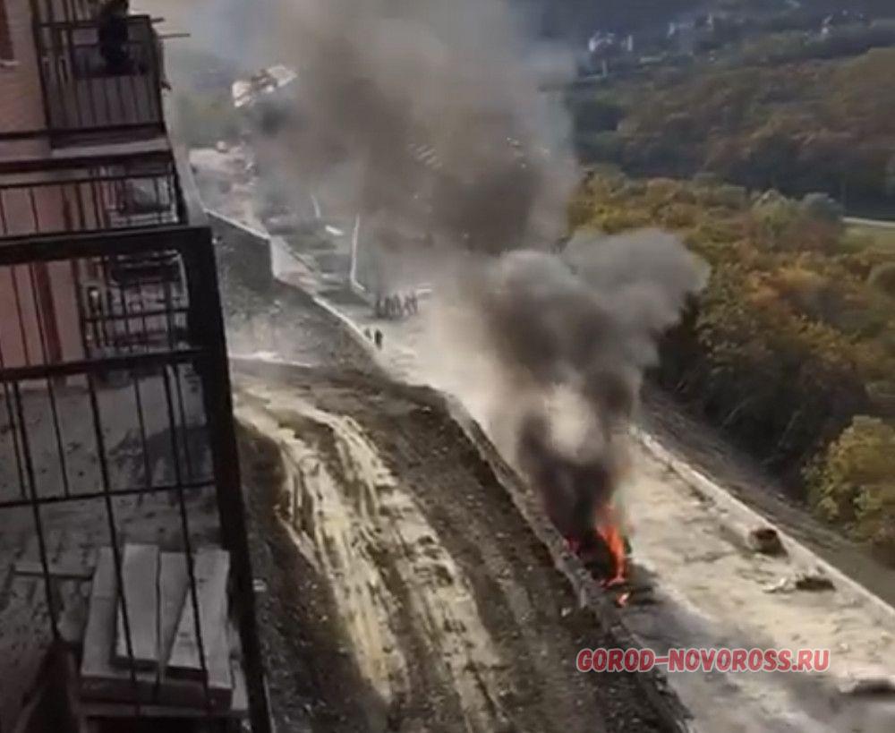 Пожар в новороссийске сейчас видео. Загорелась машина Новороссийск.