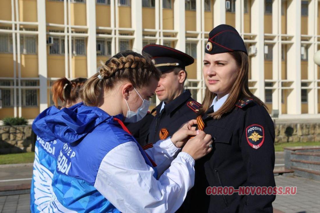 Новороссийск novorossiysk новости. Отдел по делам молодежи Новороссийск. Вручение георгиевских ленточек. Молодежь Новороссийска.