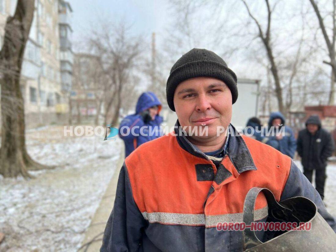 В Новороссийске сварщику пришлось работать сутки, чтобы в дома жителей  города вернулось тепло +видео