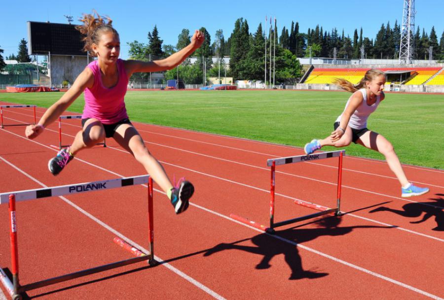 Стадион прыжок. Барьерный бег в легкой атлетике. Легкая атлетика дети. Легкое атлетика для детей. Бег с препятствиями дети.