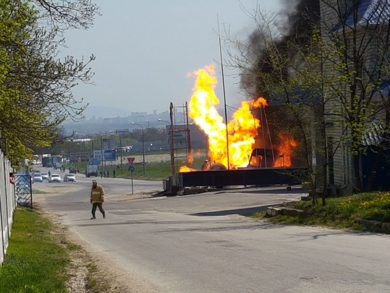 Пожар в новороссийске сейчас видео. Нефтебаза Новороссийск горит. Нефтебаза Новороссийск.