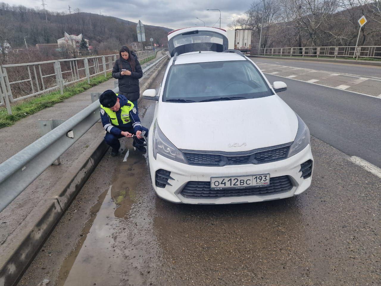 Сотрудники ГАИ Новороссийска помогли девушке-водителю заменить колесо