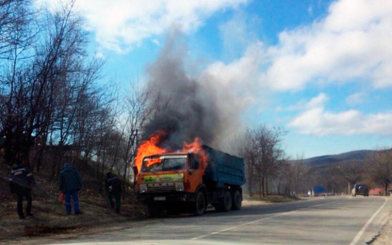 Подслушано глебовка новая. Возгорание грузового автомобиля. Сгорел КАМАЗ на трассе Краснодарский край.