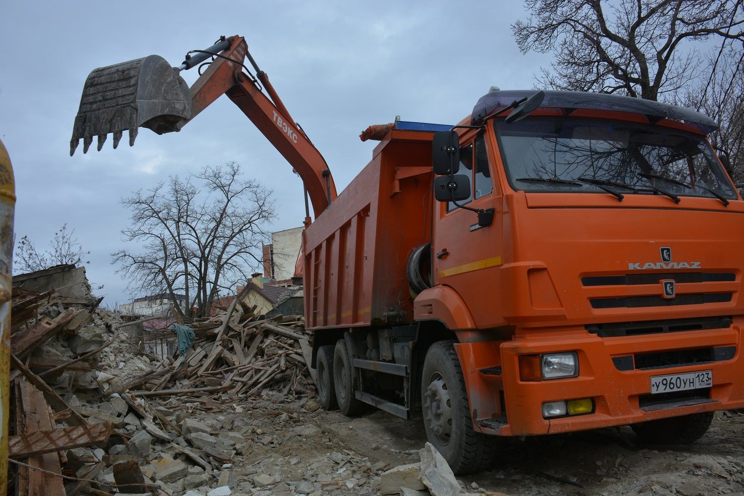 Пристанище бомжей снесли в Новороссийске + фото