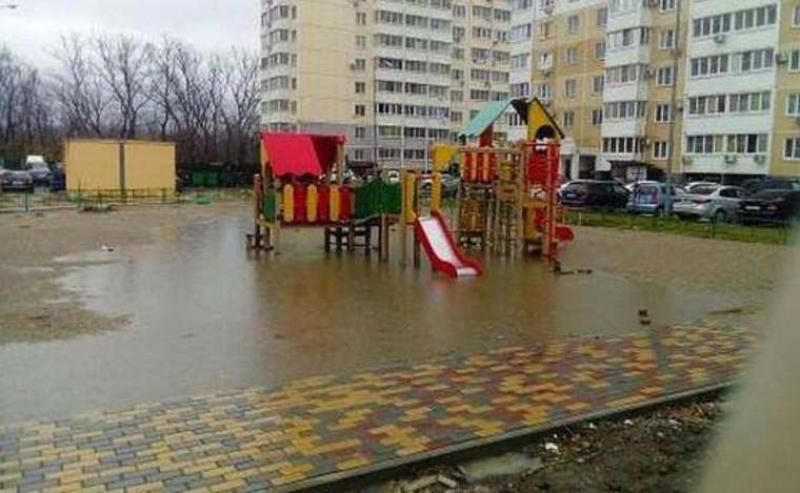 Детские площадки новороссийск. Наш двор Новороссийск. Детские площадки в Новороссийске. Детская площадка в дождь. Площадка улица Новороссийская.