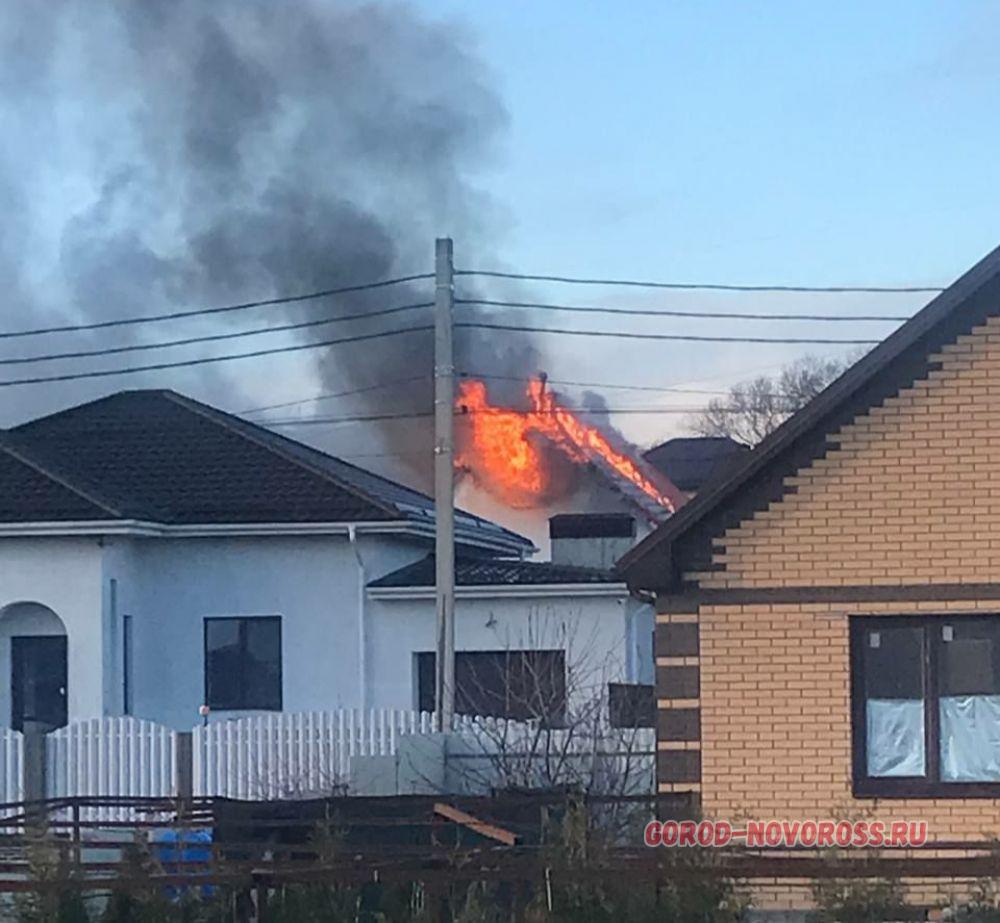 В селе Борисовка в Новороссийске горит частный дом