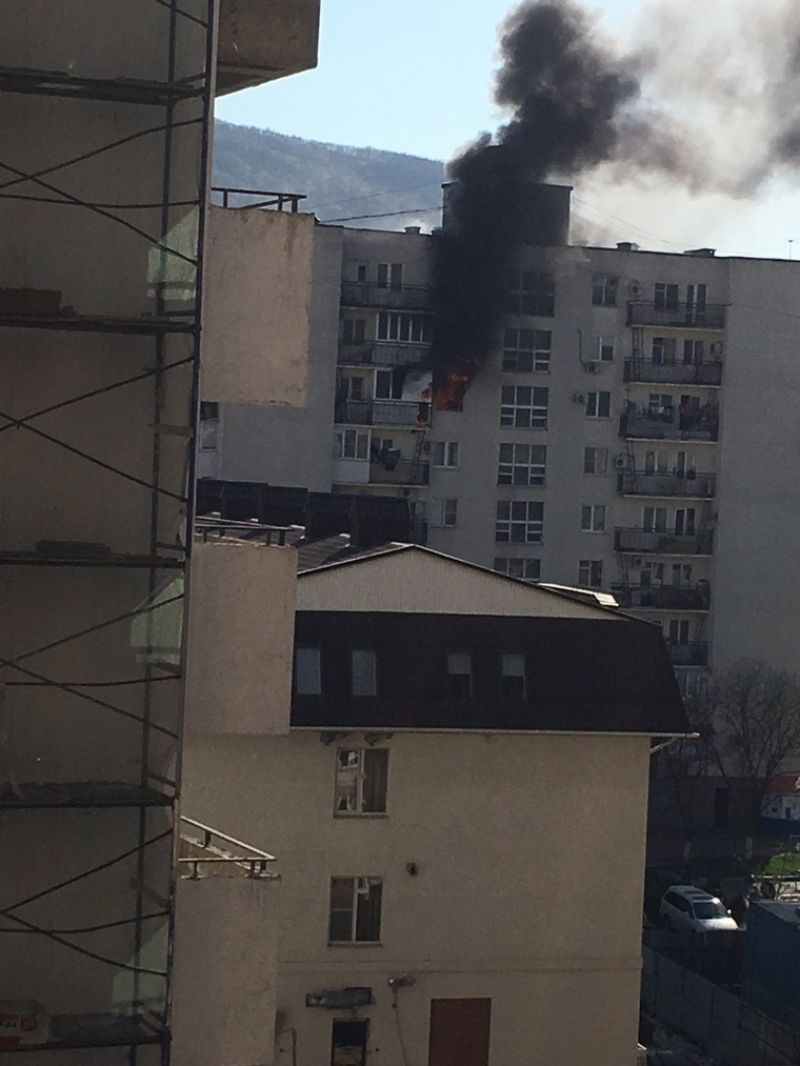 Пожар в новороссийске сейчас видео. Пожар в Новороссийске. Пожар Новороссийская 4. Пожар в Новороссийске сегодня. Пожар в Новороссийске 30 августа 2022 многоэтажка.