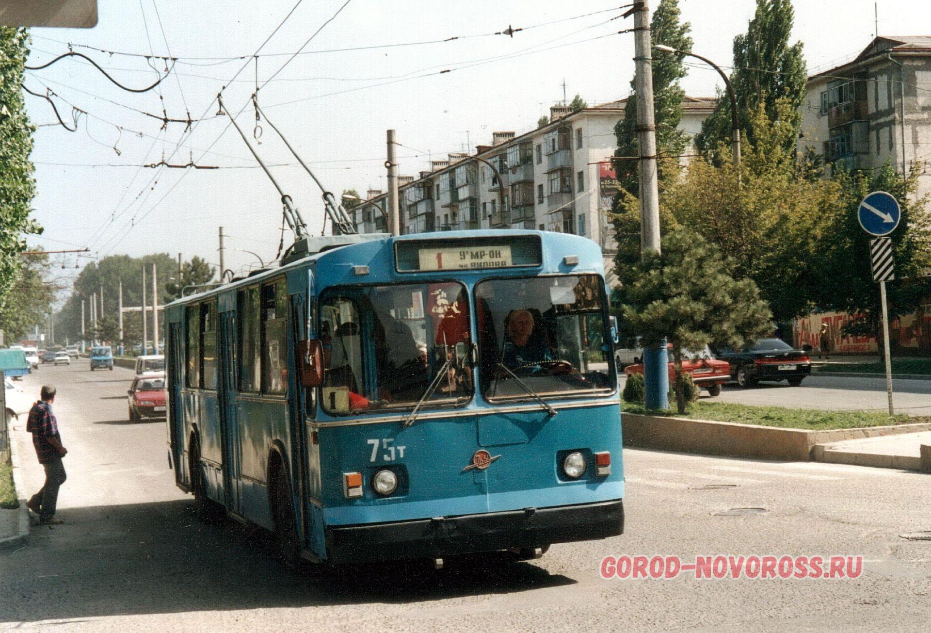 Троллейбус 6 новороссийск. Троллейбус ЗИУ Новороссийск. ЗИУ 682. Троллейбус ЗИУ 682. Новороссийск троллейбус 1969.