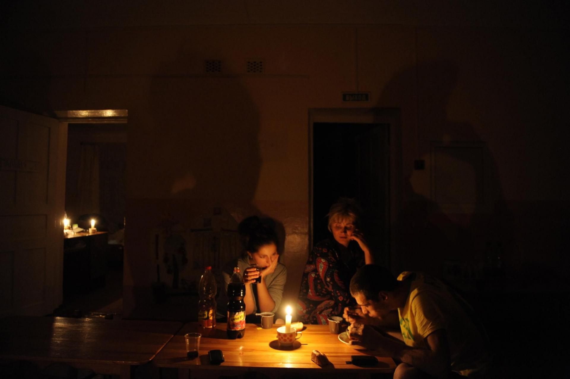 Отключили свет в поселке. Дом без электричества. Новый год без света. Сидим без света. Освещение без электричества.
