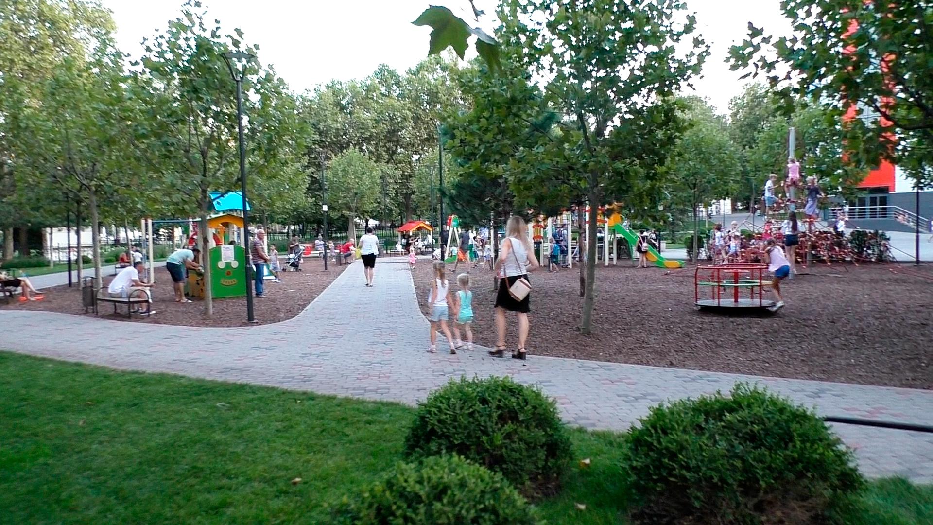 Сквер с детской площадкой около новой «Красной Площади» в Новороссийске –  фото, месторасположение