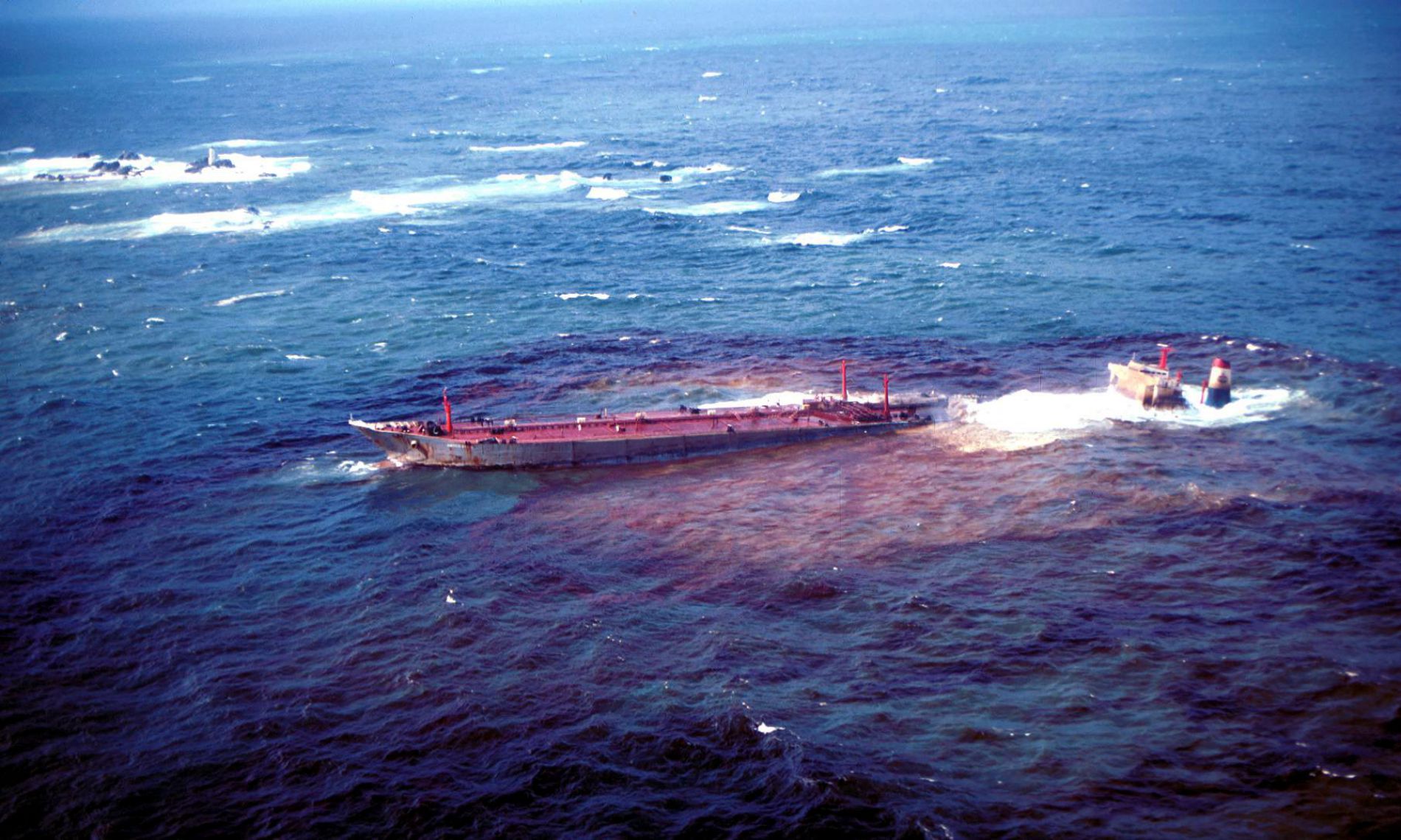 Океан 3 судно. Танкер Amoco Cadiz. В 1978 году танкер Amoco Cadiz. Крушение танкера Amoco Cadiz. Нефтяной танкер Амоко Кадис.