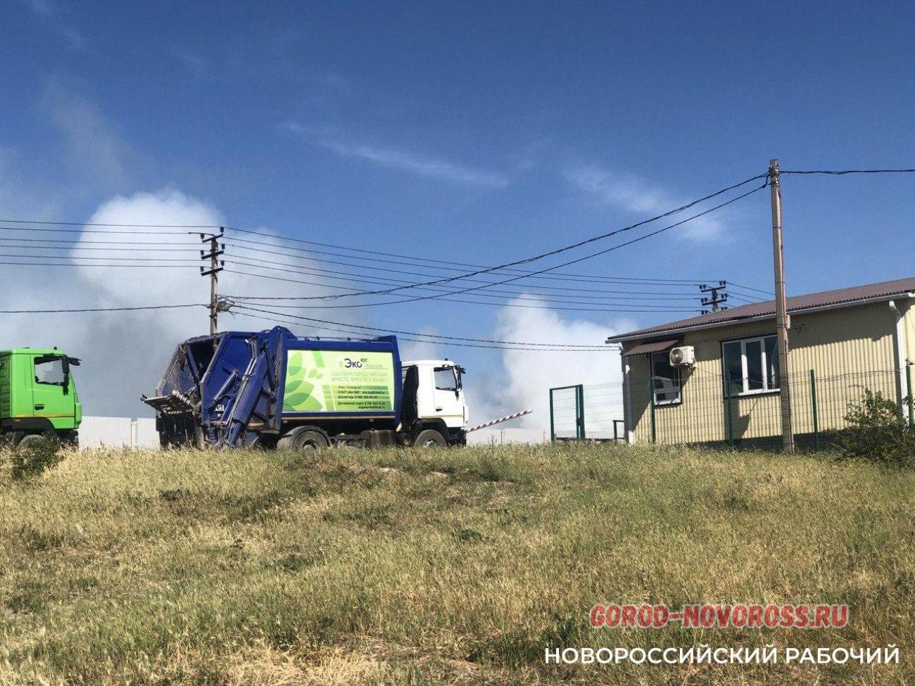 Свалка в Новороссийске после пожара тлеет, но продолжает работать