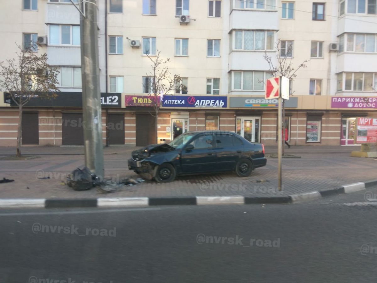 В Новороссийске водитель автомобиля уснул за рулем и врезался в столб + фото