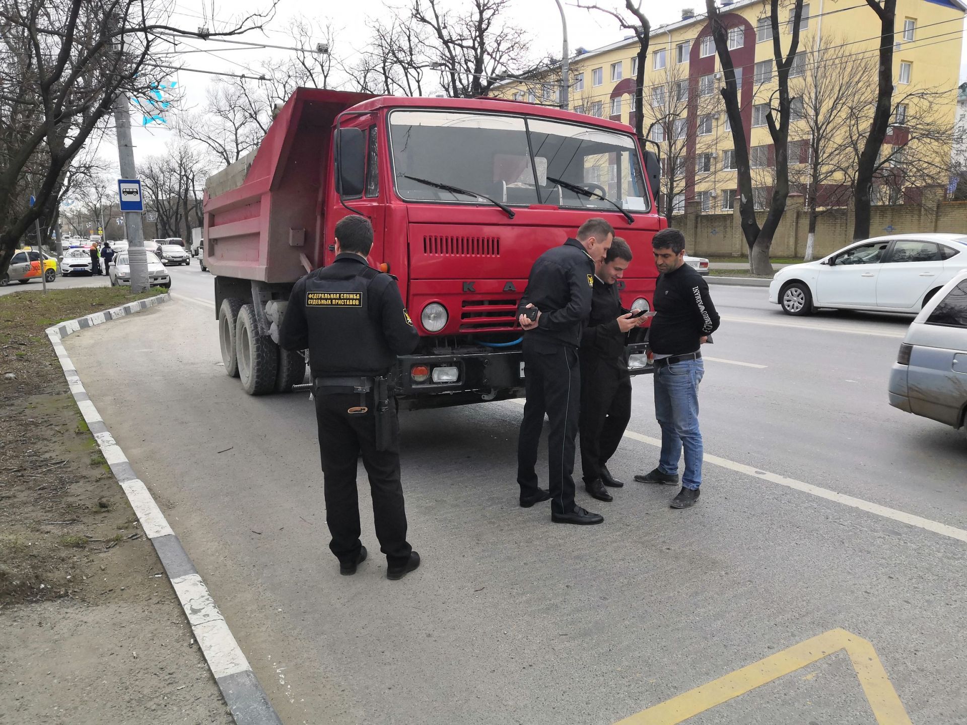 За долги на дорогах Новороссийска изъяли 8 автомобилей + фото