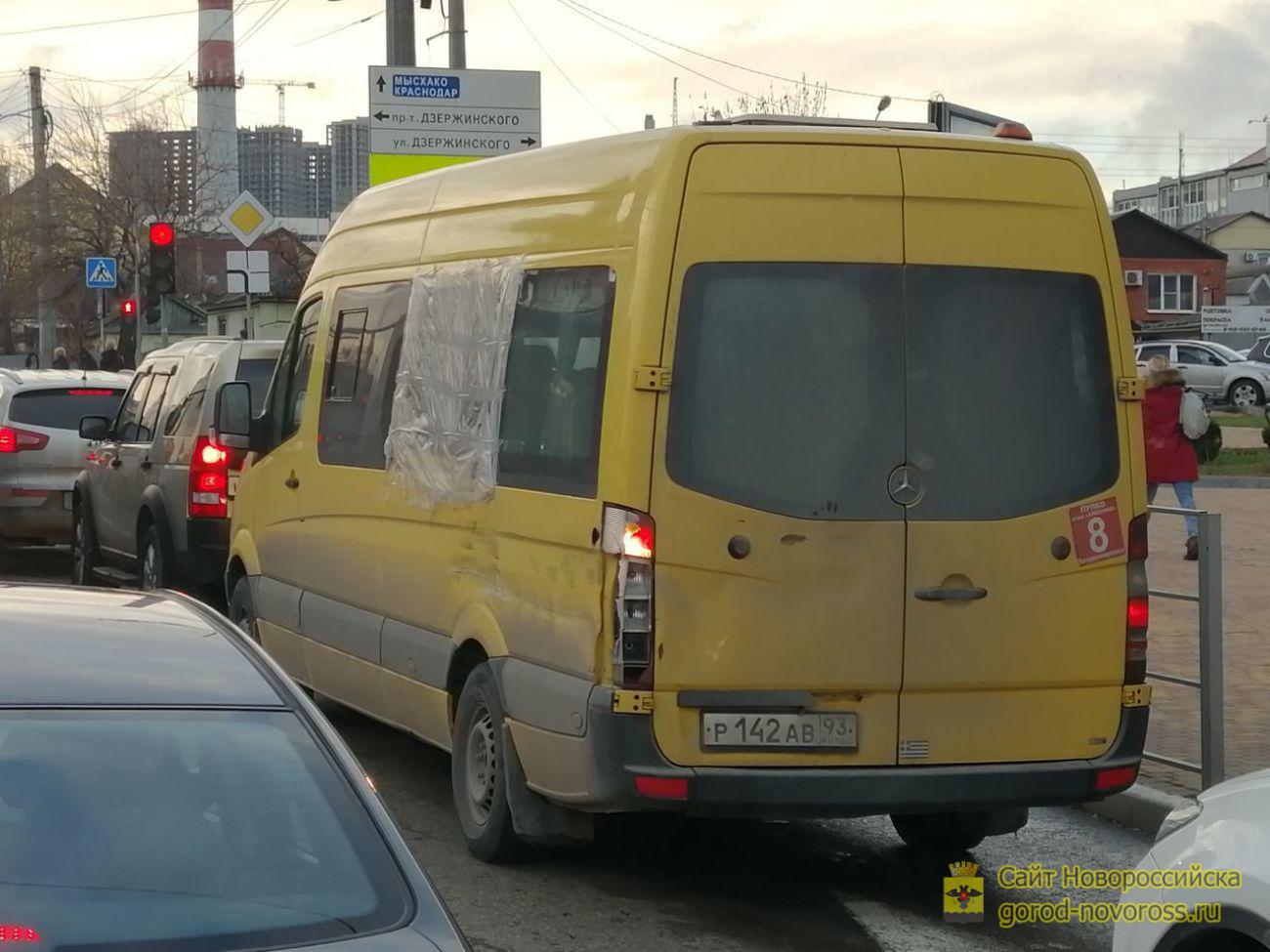 Т 18 автобус. Задний вид маршрутки. Маршрутка Новороссийск. Маршрутка 8а Новороссийск. Маршрут 8 Новороссийск.