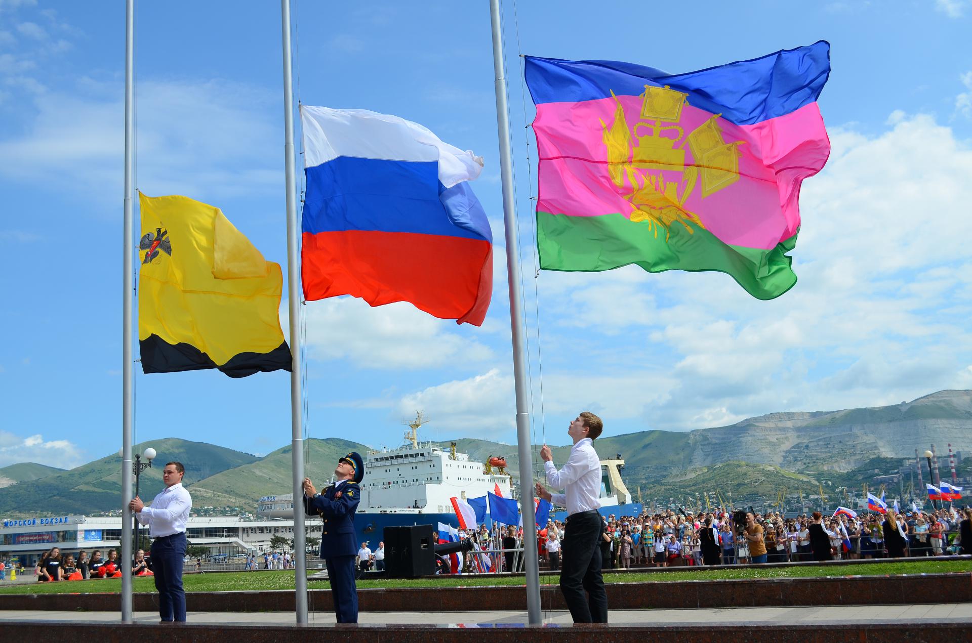 Краснодарский край одноклассники. Флаг Новороссийска. Флаг Новороссийска и Кубани. Флаг Краснодарского края. Кубанский флаг.