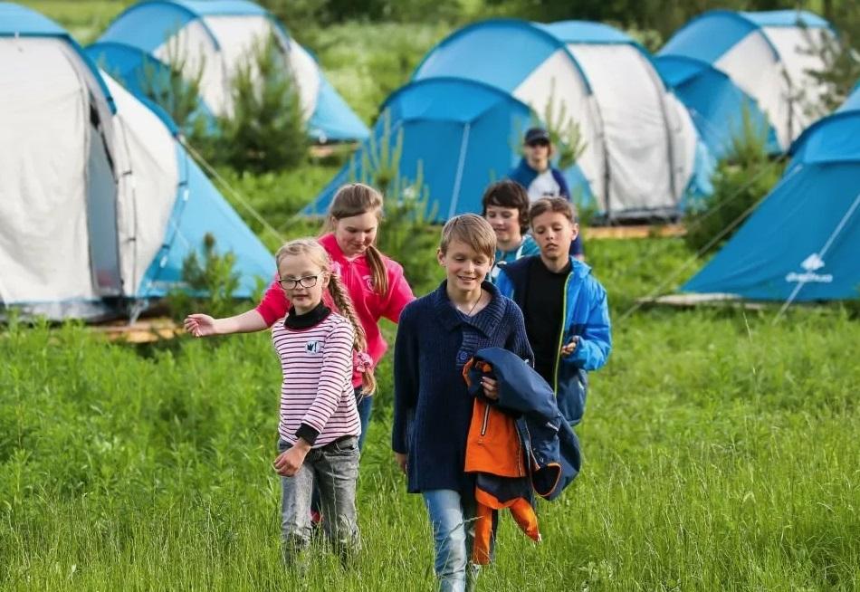 Child camping. Палаточный лагерь для детей. Летний палаточный лагерь. Детский туристический лагерь. Палаточный туристический лагерь.