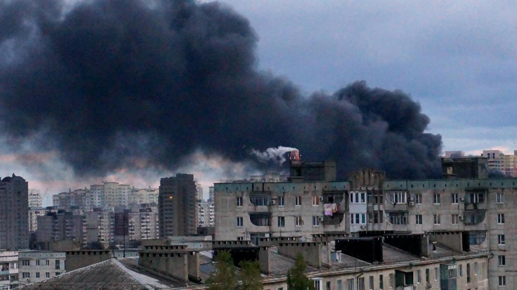 Пожар в новороссийске сейчас видео. Пожар в Новороссийске. Мариуполь пожар.