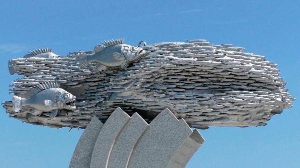 Памятник хамсе в Новороссийске – рыбе, спасшей от голода десятки тысяч жизней