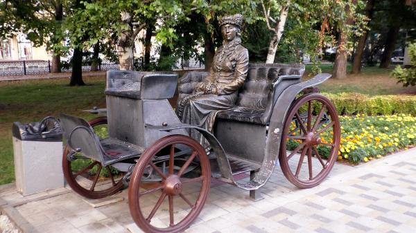 «Девушка в карете» – романтичная скульптура в центральной аллее Новороссийска
