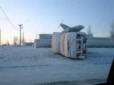 Новороссийск. Опрокинутый ветром автомобиль. Последствия норд-оста 2012