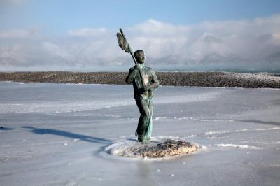 Новороссийск зимой. Памятник Андрею Миронову на мысе Суджукской косы
