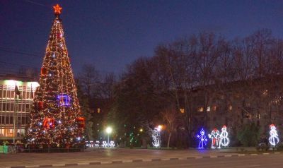 Фото ночного праздничного оформления города Новороссийска к Новому году 2018