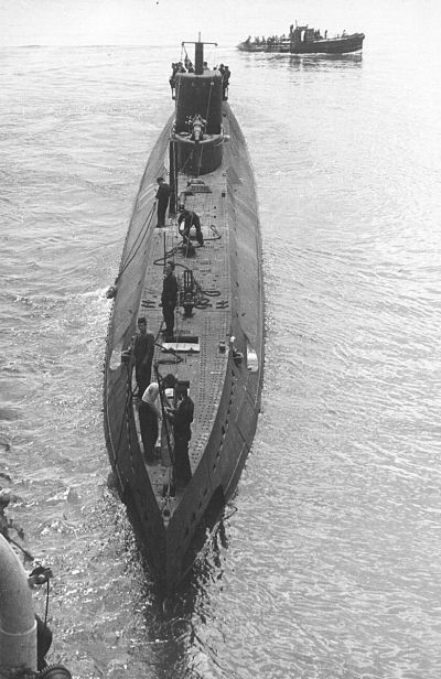 Советская подводная лодка Д-5 подходит к лидеру эсминцев Ташкент в Новороссийск