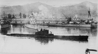 Советская подводная лодка Щ-205 проходит в гавани Новороссийска. 1942 год.