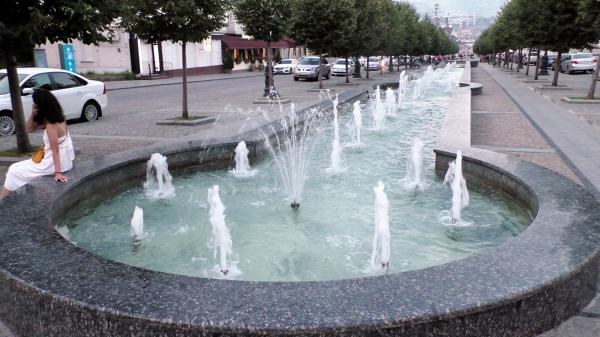 Каскадный фонтан на ул. Новороссийской Республики – описание, фото
