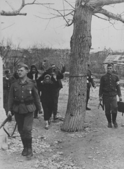 Немецкие солдаты конвоируют задержанных граждан на окраине Новороссийска
