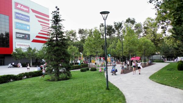 Сквер с детской площадкой возле второй очереди ТРЦ «Красная Площадь»