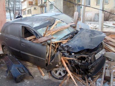 Машин превратилась в металлолом после урагана. Новороссийск. 8 февраля 2012