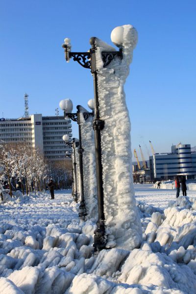 Новороссийск. Норд-ост. Ледяная корка облепила фонари на набережной 2012 г.