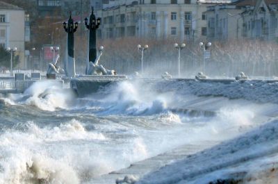 Бушующее море на набережной во время Норд-оста. Февраль 2012. Новороссийск