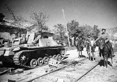 Советские офицеры рассматривают танки, брошенные немецкими захватчикам
