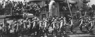 Посадка бойцов из 142-й морской стрелковой бригады на лидер эсминцев «Ташкент»