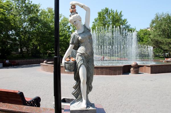 Скульптура Девушка с розами у фонтана в Новороссийске