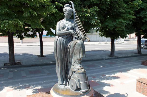 Скульптура Девушка с арфой у фонтана в Новороссийске