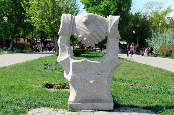 Скульптура Рукопожатие Парк Фрунзе Новороссийск
