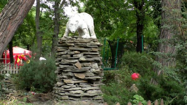 Арт объект белый медведь в Парке Ленина Новороссийска