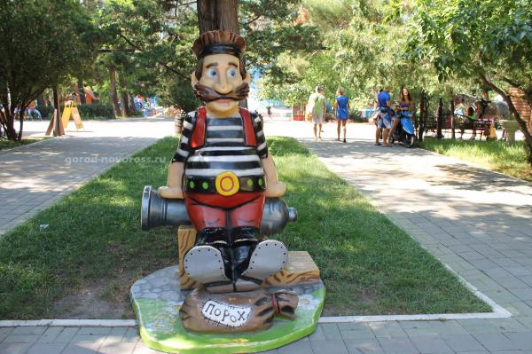 Скульптура пирата. Крупный план. В парке Ленина в Новороссийске