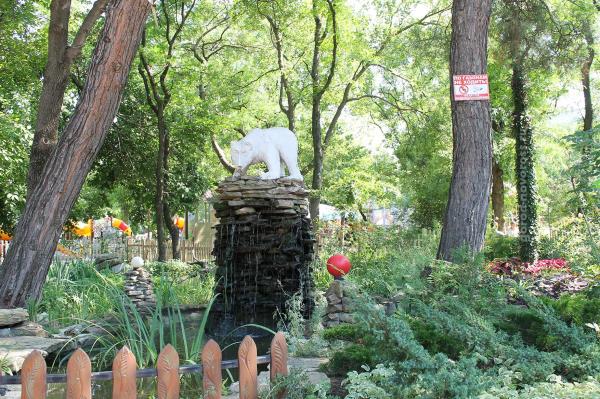 Белый медведь на фонтане из камней. В парке Ленина в Новороссийске