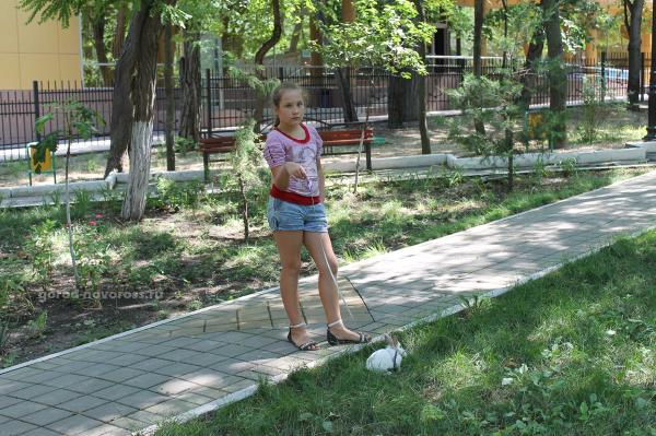 Девочка с кроликом. В парке Ленина в Новороссийске