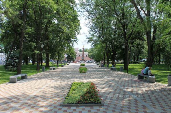 Красивый сквер Пушкина в парковой аллее в Новороссийске