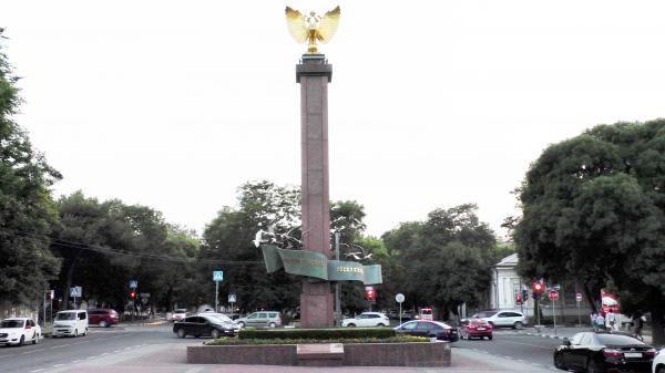 Памятник «Новороссийская Республика» в парковой аллее Новороссийска