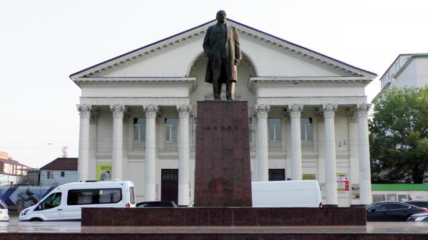 Памятник Ленину в парковой аллее в Новороссийске