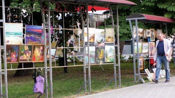 Продажа картин местных художников в парковой аллее Новороссийска