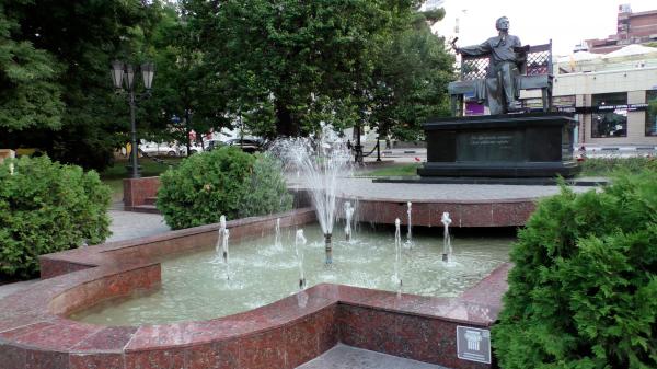Памятник Пушкину А. С. в парковой аллее Новороссийска
