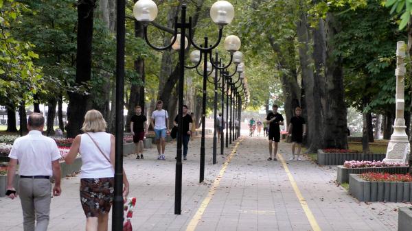 Прогулка по парковой аллее в Новороссийске